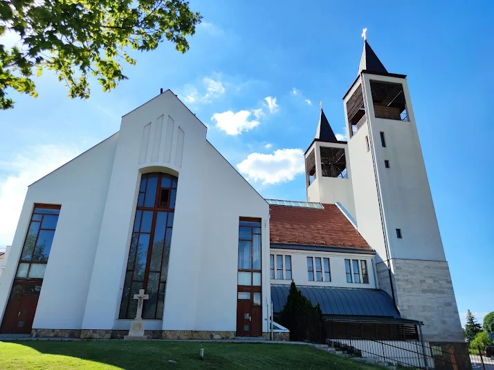 alt=" Homlokzattisztításon a Szigetszentmiklósi Myrai Szent Miklós Templom"