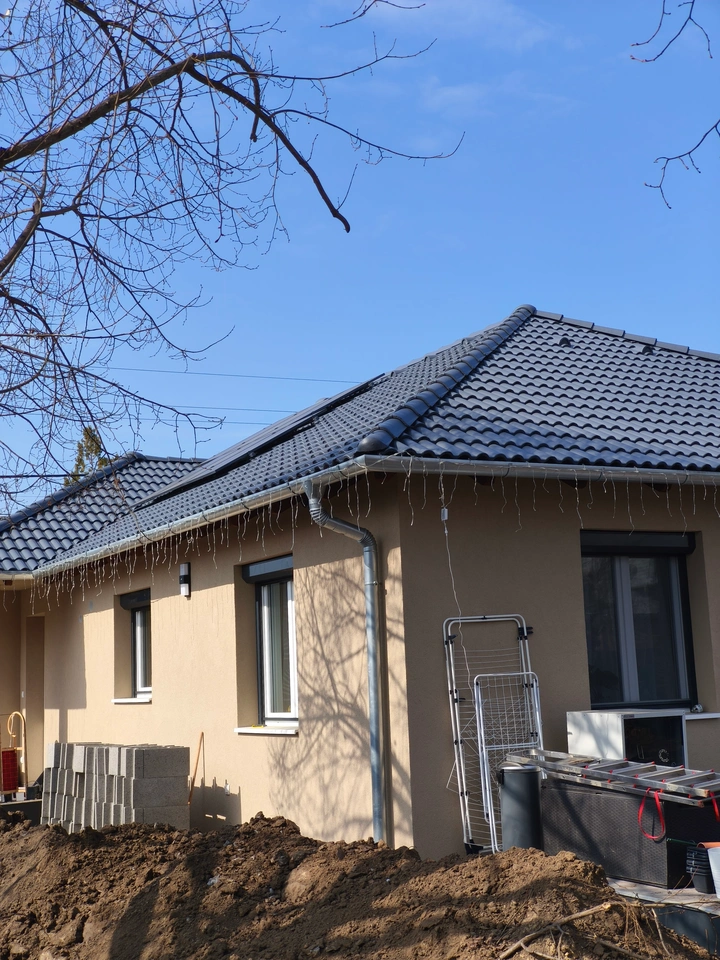 alt="Bekerfarb, elasztikus tetőbevonat Péteriben. Airless team®️"