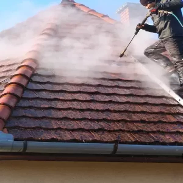 alt="Magas hőfokon történő soft-wash tetőtisztítás, a tökéletes eredményért"