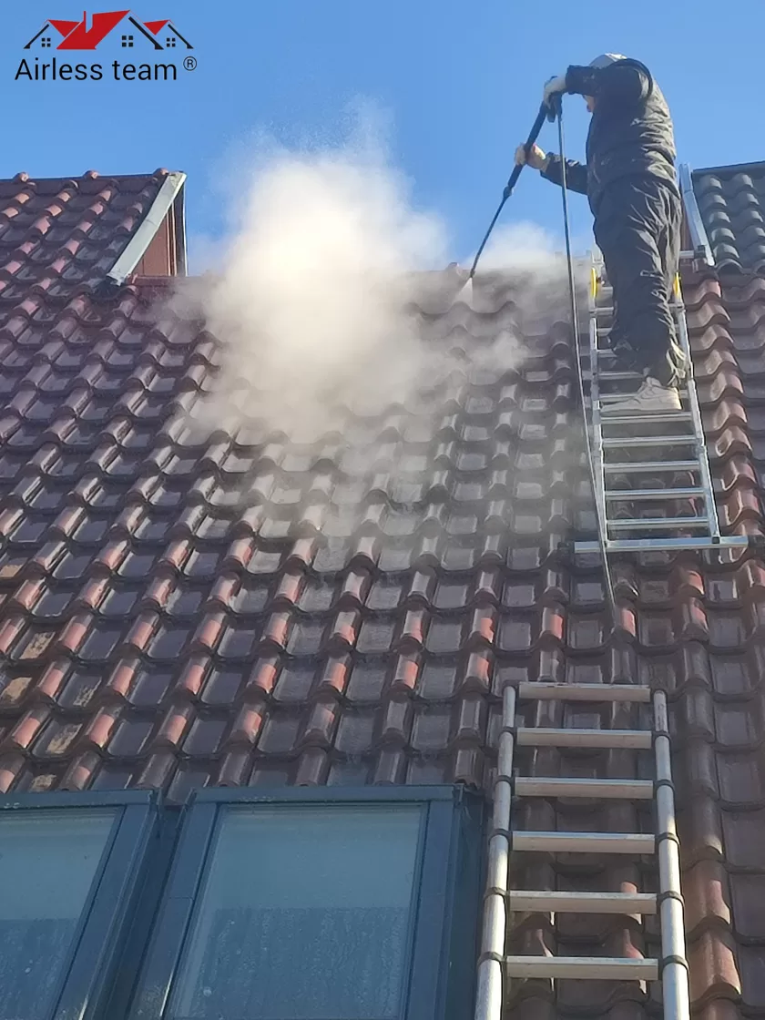 alt="professzionális tetőmosás, magas hőfokon Airless team ®️"